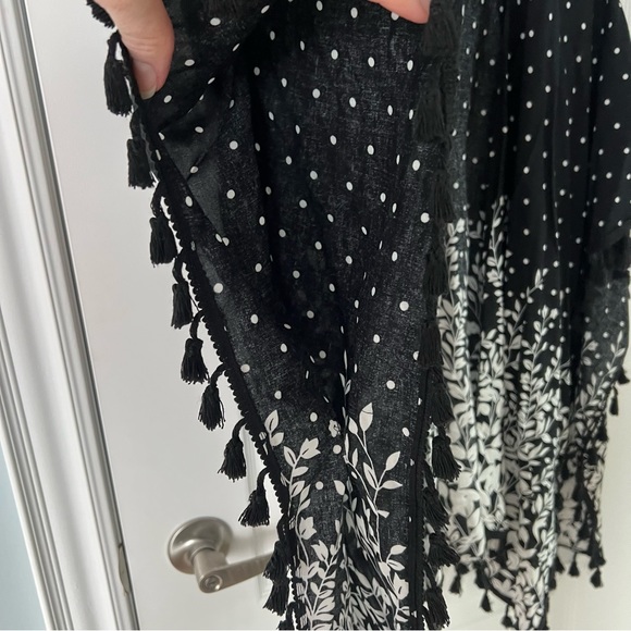 Northern reflections black and white  kimono with tassels o/s - Picture 4 of 5